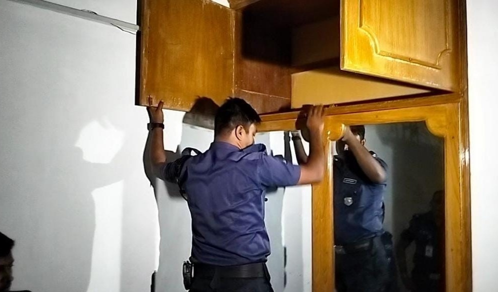 সাবেক অতিরিক্ত অ্যাটর্নি জেনারেল মেহেদীর বাড়িতে পুলিশের অভিযান