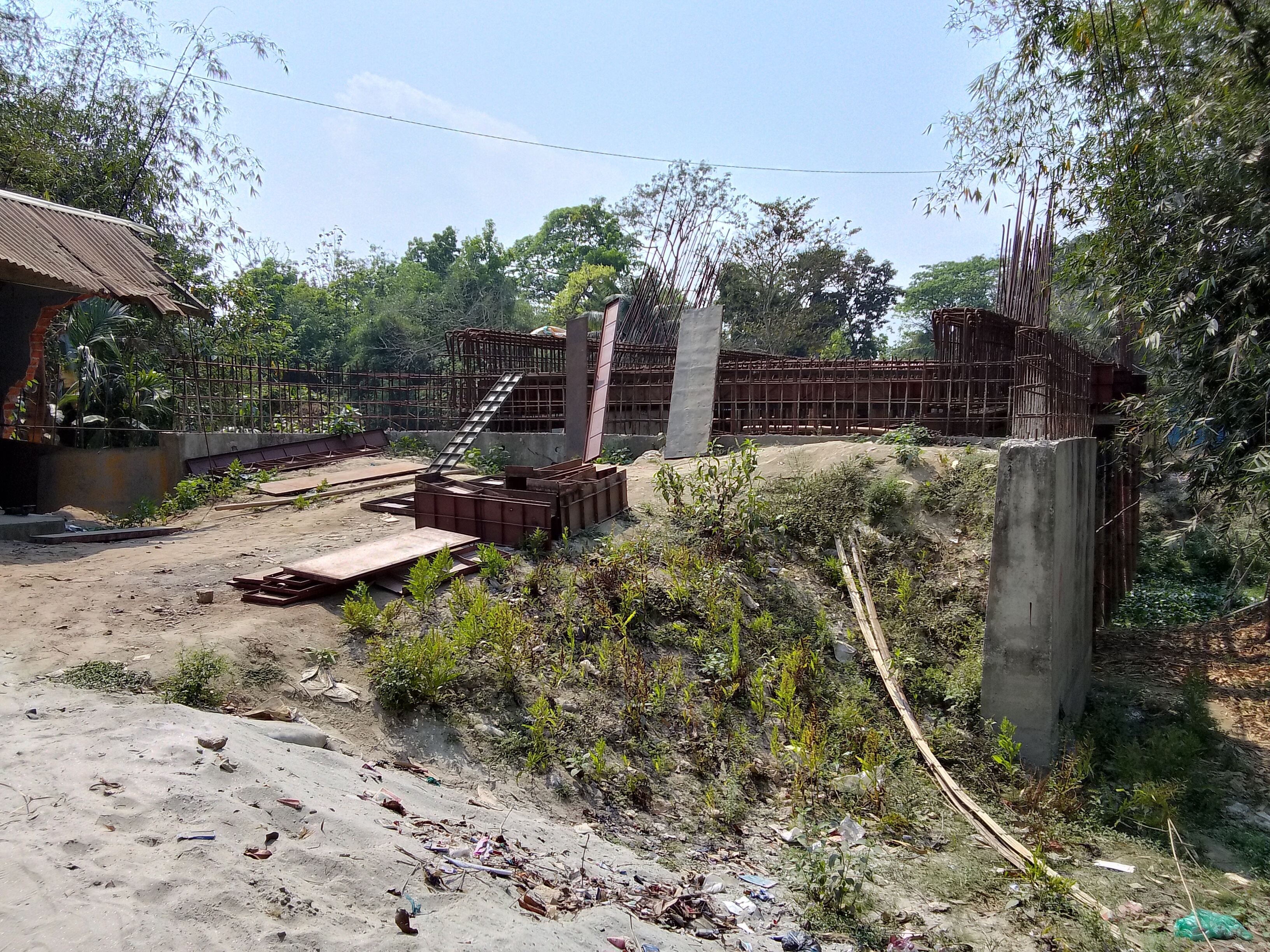 লাকসামে ডাকাতীয়া নদীর ওপর সেতু নির্মাণ ধীরগতি