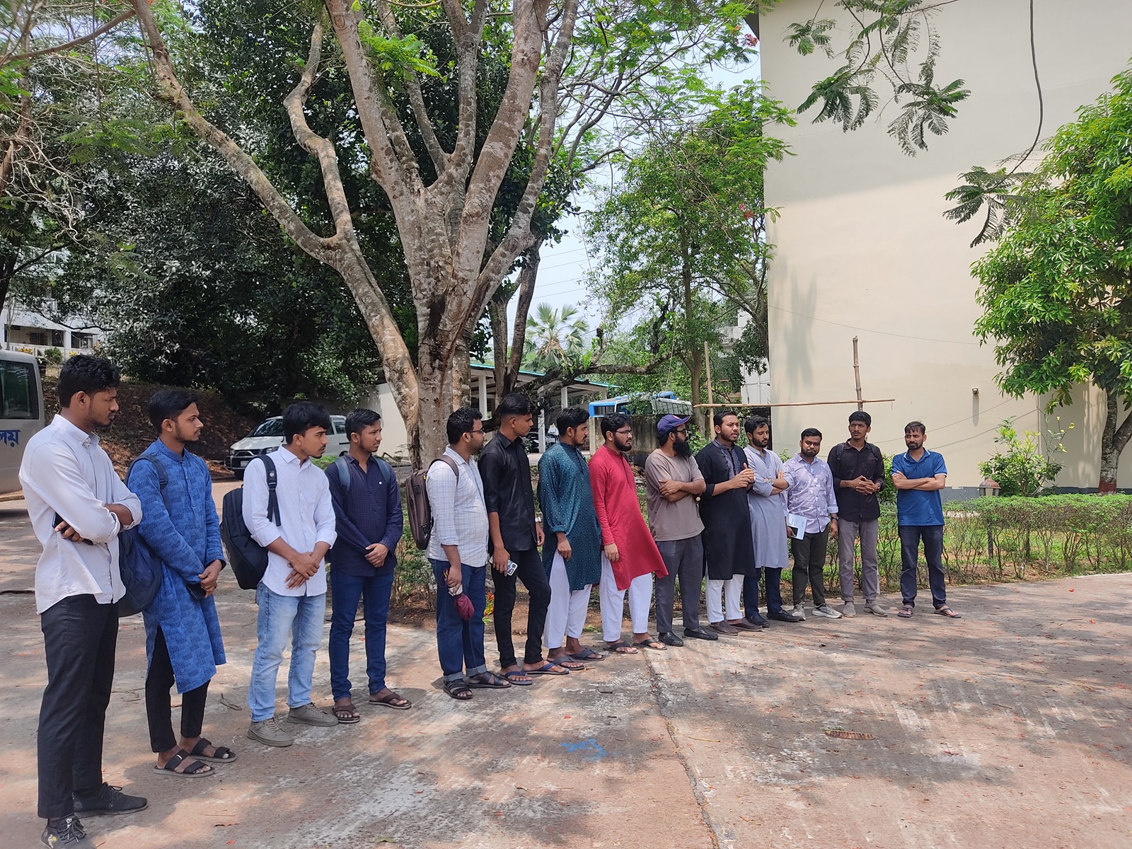 কুমিল্লা বিশ্ববিদ্যালয়ে পারভেজ হত্যার প্রতিবাদে মানববন্ধন