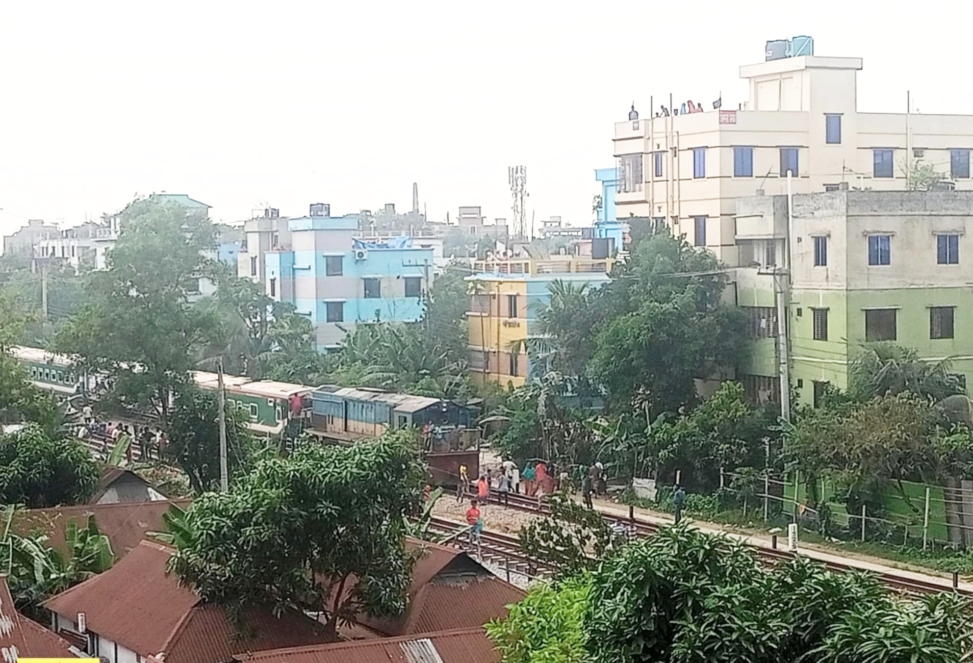 ইঞ্জিন বিকল, মাঝপথে থেমে গেছে চলন্ত ট্রেন