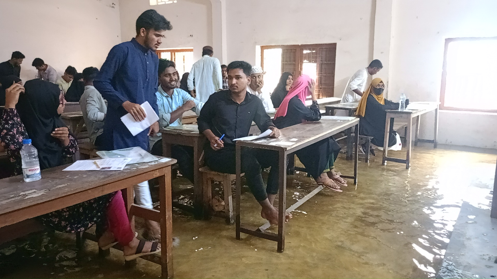 পানিতে বসে ভর্তি পরীক্ষা দিল শিক্ষার্থীরা
