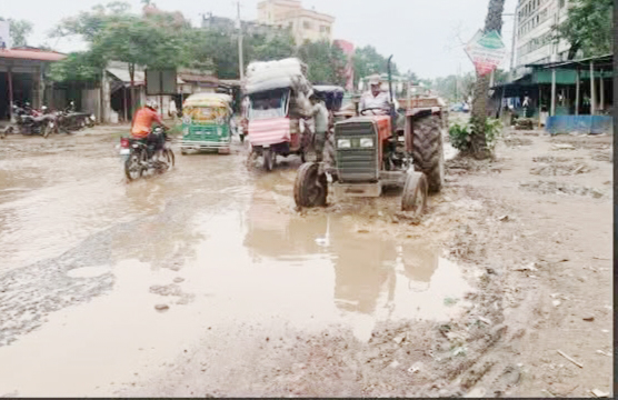 খানাখন্দে ভরা -সড়কে দুর্ভোগ