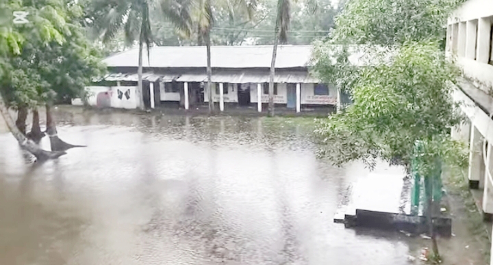 শ্রেণিকক্ষে পানি ঢুকায় -ক্লাস পরীক্ষা বন্ধ ঘোষণা