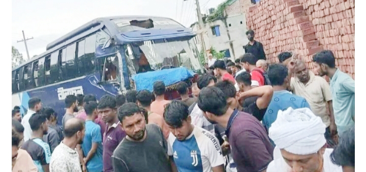 মনোহরগঞ্জে যাত্রীবাহী ইজিবাইকের উপর বাসের চাপায়  নিহত ২, আহত ২