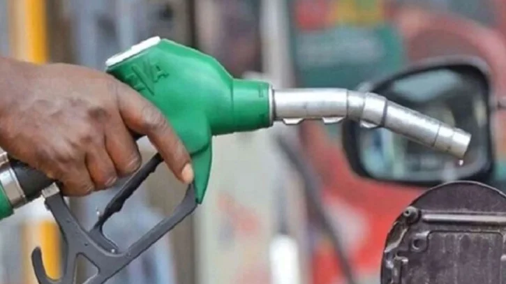 পর্যাপ্ত মজুত সত্ত্বেও মিলছে না তেল