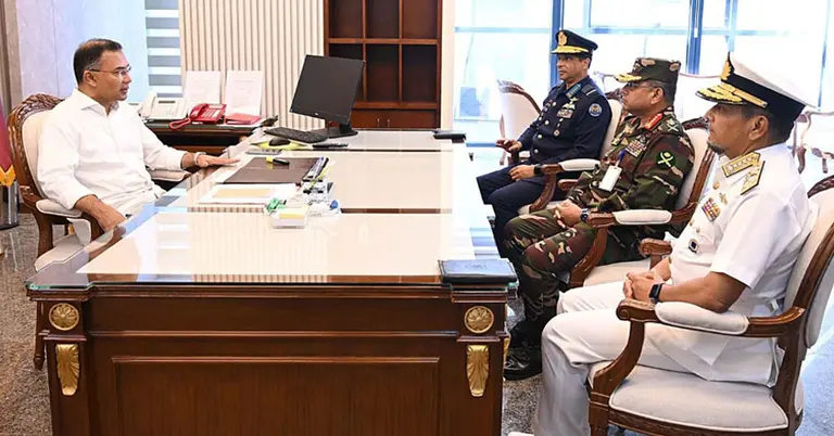 প্রধানমন্ত্রীর সঙ্গে তিন বাহিনী প্রধানের সাক্ষাৎ