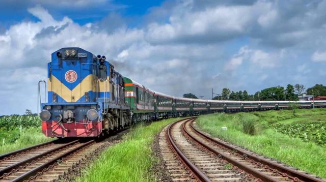 ঈদে ঘরমুখো যাত্রীদের জন্য ১০ বিশেষ ট্রেন চলাচল শুরু আজ