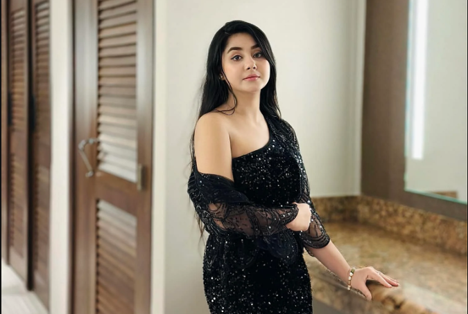 খান পদবি সরালেন রোজা আহমেদ