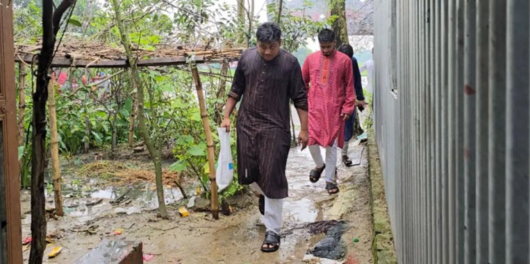 জুলাই আন্দোলনে শহিদ-আহতদের পরিবারে মাংস বিতরণ করলেন হাসনাত আব্দুল্লাহ