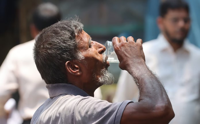 প্রচণ্ড দাবদাহে নিজেকে রক্ষা করতে কী করবেন