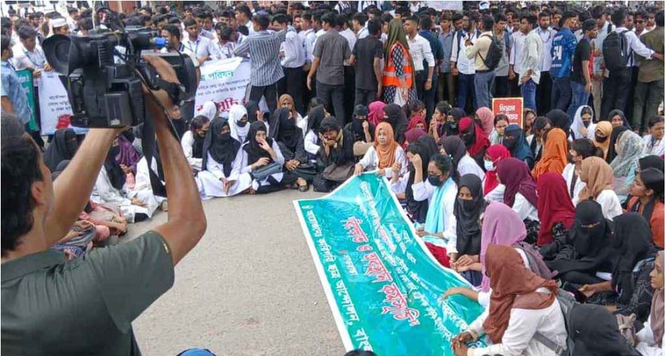 সাতরাস্তা মোড়ে কারিগরি শিক্ষার্থীদের সড়ক অবরোধ