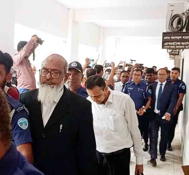 কুমিল্লায় আন্দোলনে হামলার ঘটনায় ৬ আইনজীবী কারাগারে পাঠানোর নির্দেশ, আদালতে ডিম নিক্ষেপ