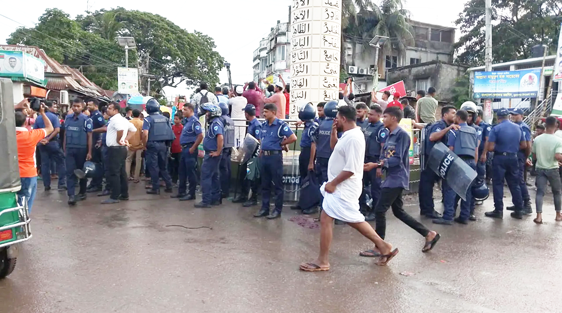 মুরাদনগরে গণমাধ্যমকর্মীদের ওপর হামলার ঘটনার ৩১ ঘন্টা পর চারজনের নামে এক সাংবাদিকের মামলা দায়ের
