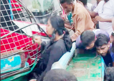 কুমিল্লায় বাস-অটোরিকশা সংঘর্ষে প্রবাস ফেরত যুবক নিহত, আহত ৪