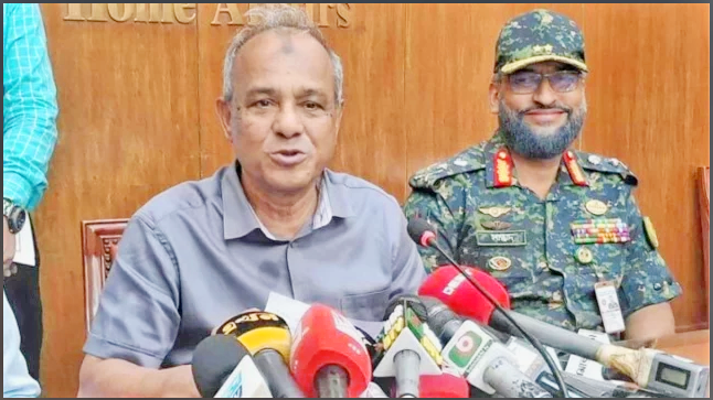 লুট হওয়া পুলিশের অস্ত্রের খোঁজ দিলে মিলবে পুরস্কার: স্বরাষ্ট্র উপদেষ্টা