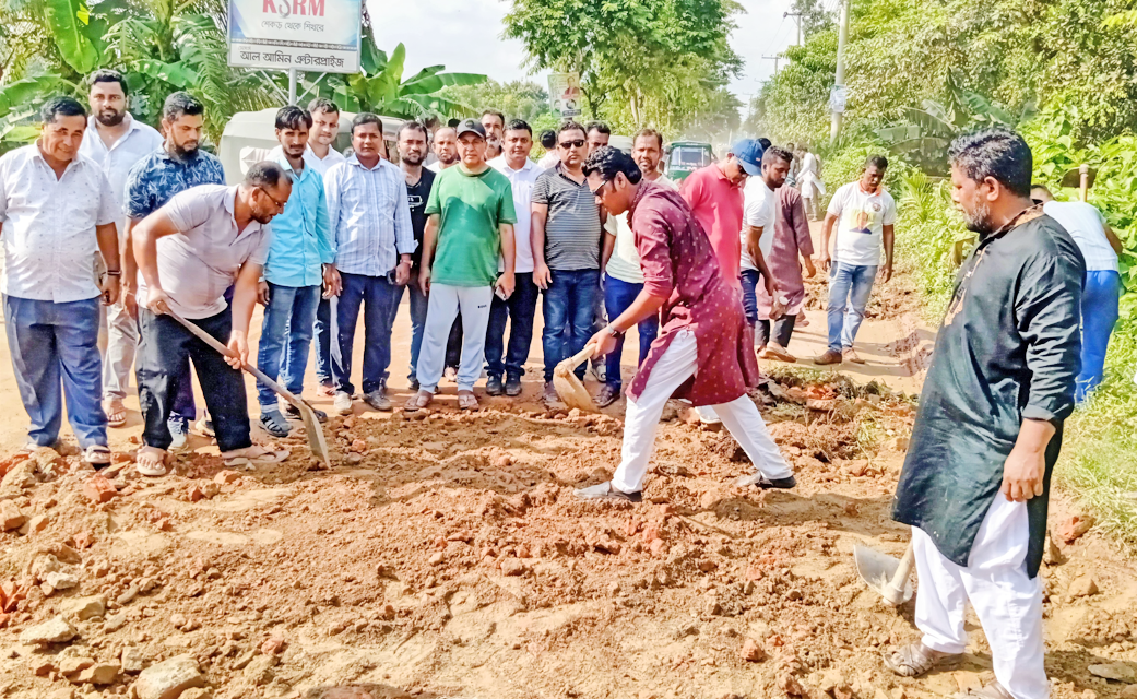 দলীয় নেতাকর্মীদের নিয়ে কুমিল্লা -সালদা নদী সড়কের সংস্কারে নেমেছেন ব্রাহ্মণপাড়া উপজেলা বিএনপির সভাপতি জসিম