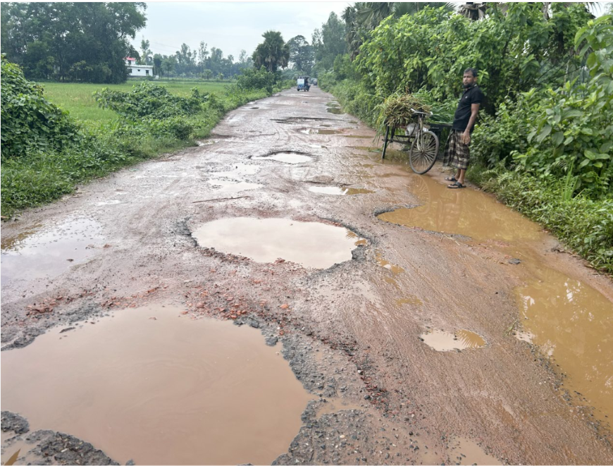 নাঙ্গলকোটে তিন ভাঙা সড়কে ৪ বছর ধরে ভোগান্তি