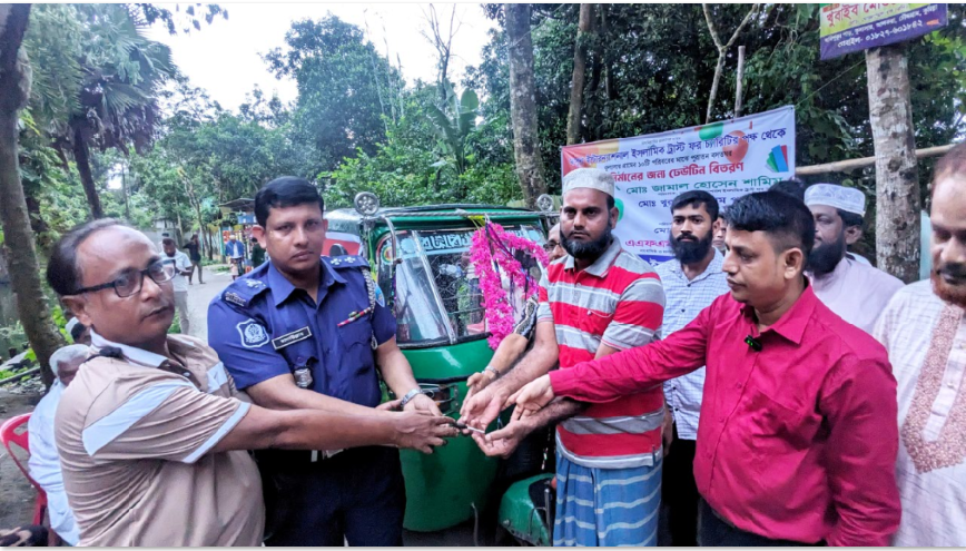 চুরি হয়ে যাওয়া ড্রাইভারকে সিএনজি অটোরিকশা উপহার