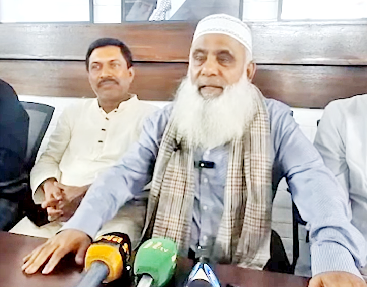 সংবাদ সম্মেলনে মনিরুল হক চৌধুরী বললেন, কালকের সভা হবে