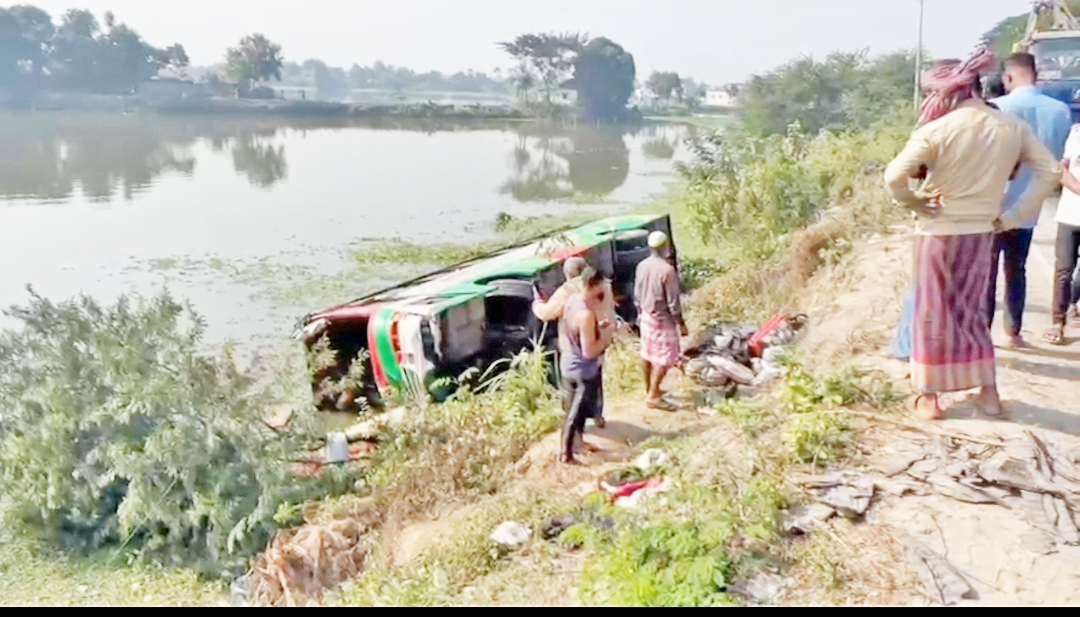 দাউদকান্দিতে যাত্রীবাহী বাস খাদে, আহত ১৫ যাত্রী