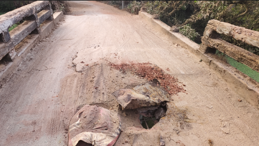 বালুর বস্তা দিয়ে ঢেকে রাখা ভাঙা সেতু