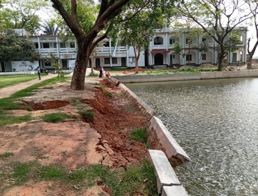 ধসে পড়েছে  এরশাদ ডিগ্রি কলেজ পুকুরের রিটার্নিং ওয়াল