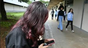 অপ্রাপ্তবয়স্কদের সামাজিক মাধ্যম ব্যবহার সীমিত করল ব্রাজিল