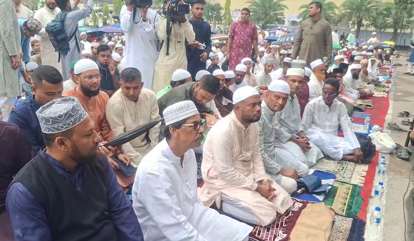 কুমিল্লা কেন্দ্রীয় ঈদগাহে ঈদের প্রধান জামাত অনুষ্ঠিত