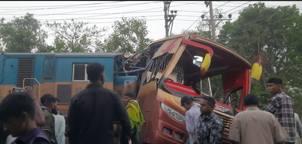 কুমিল্লায় ট্রেনের ধাক্কায় ১২ বাসযাত্রী নিহত