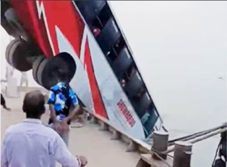 ফেরিতে ওঠার সময় যাত্রীবাহী বাস নদীতে, হতাহতের শঙ্কা