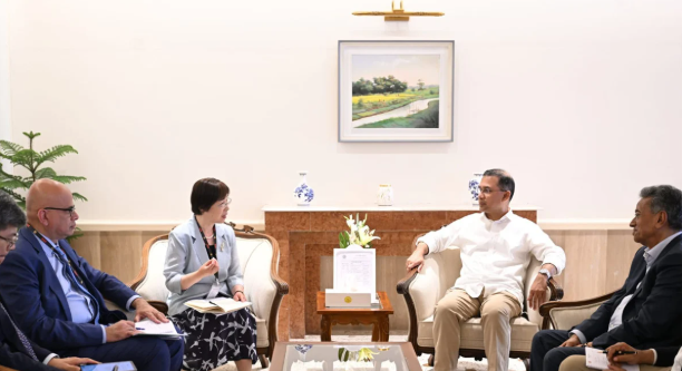 প্রধানমন্ত্রীর সঙ্গে এআইআইবি প্রতিনিধি দলের সাক্ষাৎ