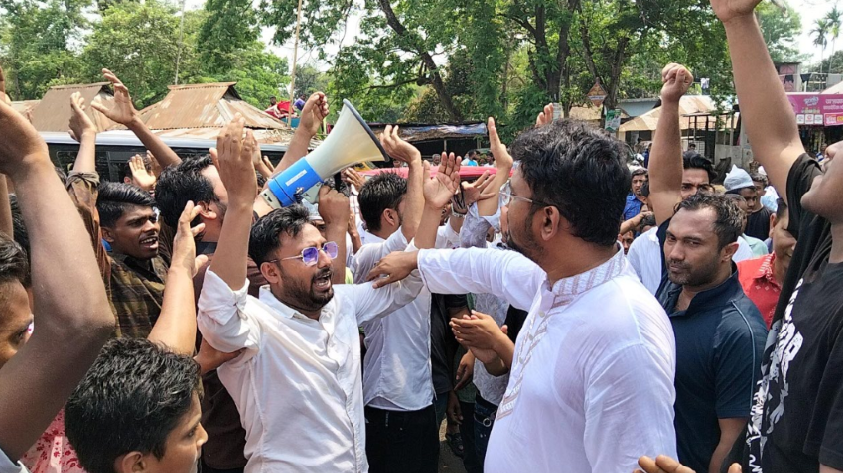 চান্দিনায় ফুটওভারব্রিজের দাবিতে মহাসড়ক অবরোধ