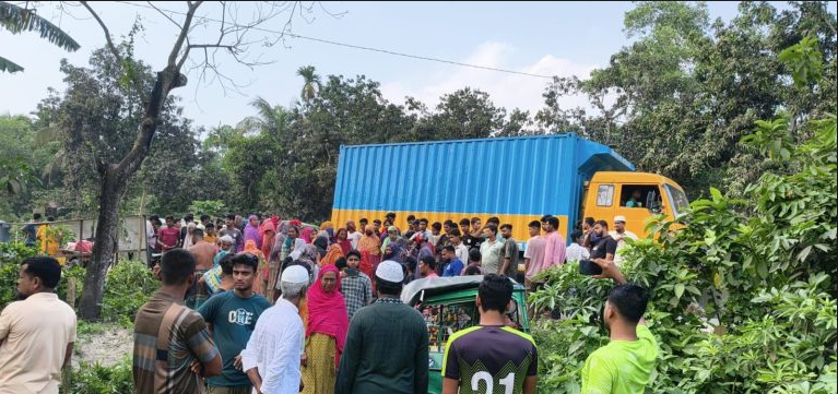 দেবীদ্বারে কাভার্ডভ্যানের চাপায় মা-ছেলে নিহত
