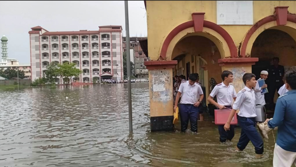 জলাবদ্ধতায় দুর্ভোগ নগরে