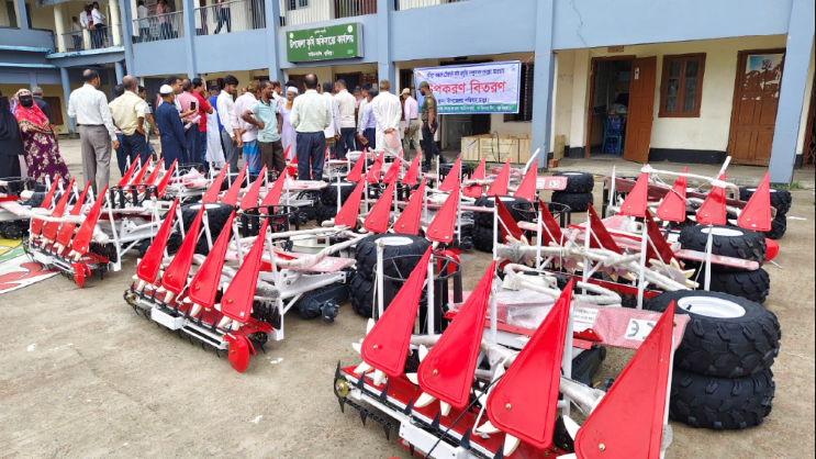 দাউদকান্দিতে কৃষকদের বিনামূল্যে ধানকাটার যন্ত্র বিতরণ