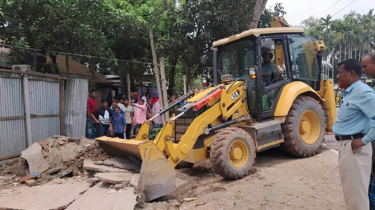 চাঁদপুর-কুমিল্লা আঞ্চলিক সড়কের দুই পাশে উচ্ছেদ শুরু