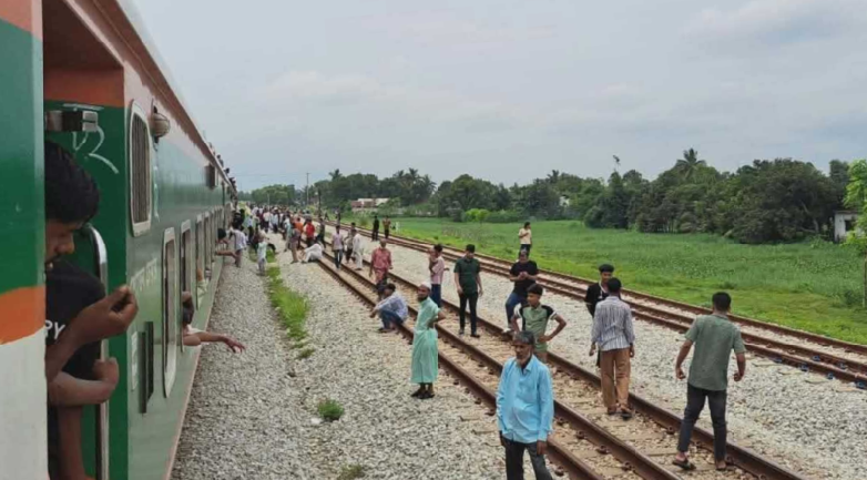 রাজাপুরে পাহাড়িকা এক্সপ্রেসের ইঞ্জিন বিকল