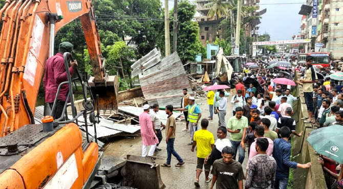 টমছমব্রিজের শতাধিক অবৈধ স্থাপনা উচ্ছেদ