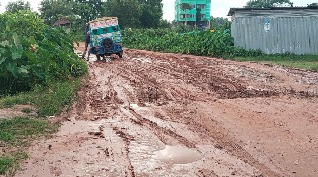 চান্দিনায় ধীরগতিতে চলছে সড়কের কাজ