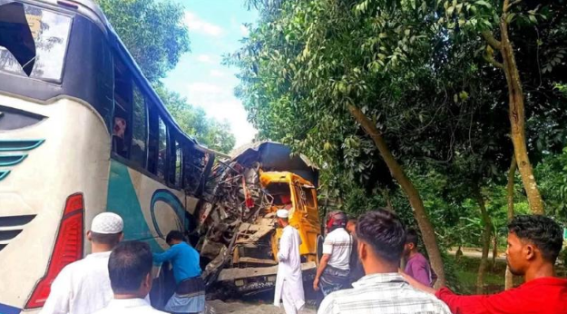চাঁদপুর-কুমিল্লা মহাসড়কে বাস-ট্রাক সংঘর্ষে নিহত ৩