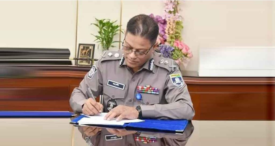 দায়িত্ব গ্রহণ করলেন নবনিযুক্ত আইজিপি আলী হোসেন ফকির
