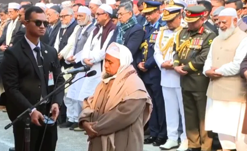 বায়তুল মোকাররমের খতিবের ইমামতিতে লাখ লাখ মানুষের অংশগ্রহণে খালেদা জিয়ার জানাজা অনুষ্ঠিত