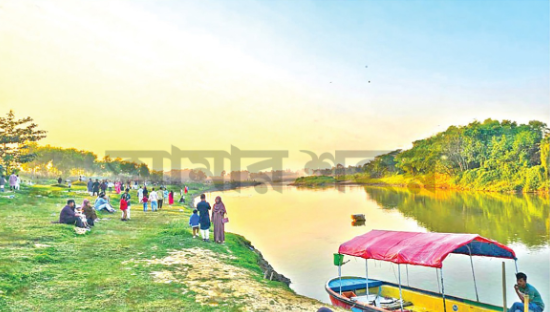 ছুটির দিনে কুমিল্লায় ভ্রমণপিপাসুদের ভিড়