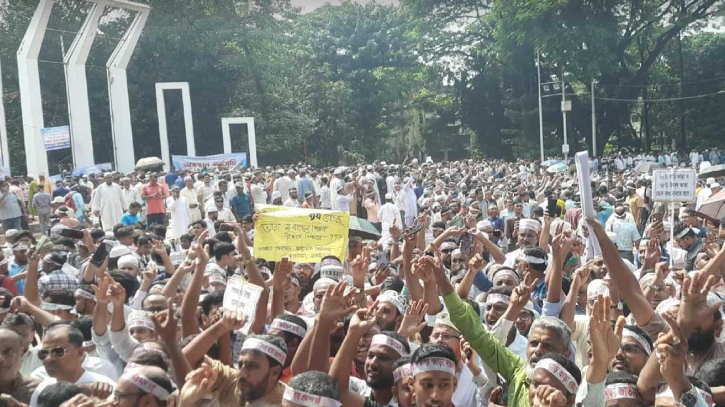 শহীদ মিনারে হাজার হাজার শিক্ষক, কিছুক্ষণের মধ্যে সচিবালয়ের উদ্দেশে রওনা