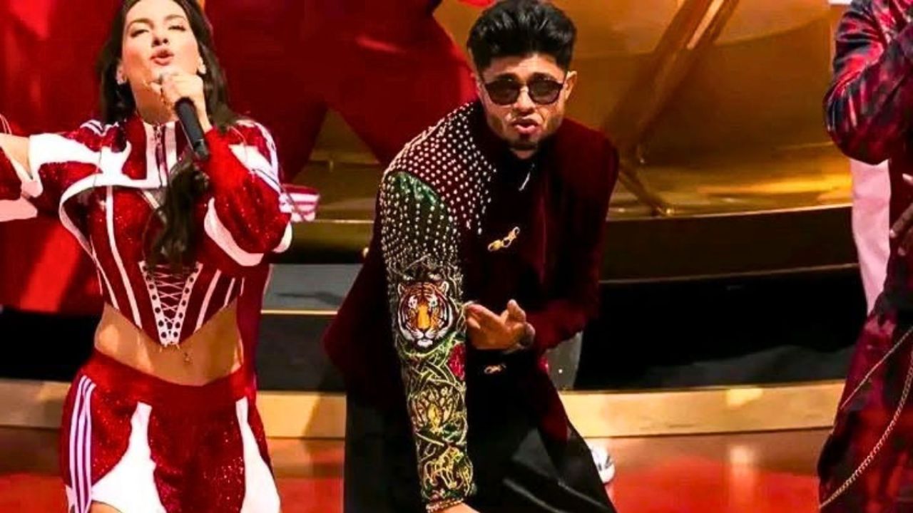 বিশ্বকাপ মঞ্চে বাংলাদেশের পতাকা ও প্রতীক তুলে ধরলেন সঞ্জয়