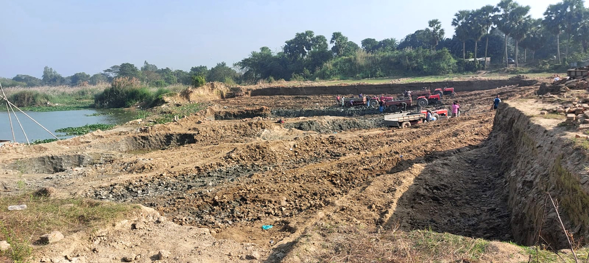 তিতাসে নিষেধাজ্ঞা লঙ্ঘন করে কৃষিজমির মাটি বিক্রি