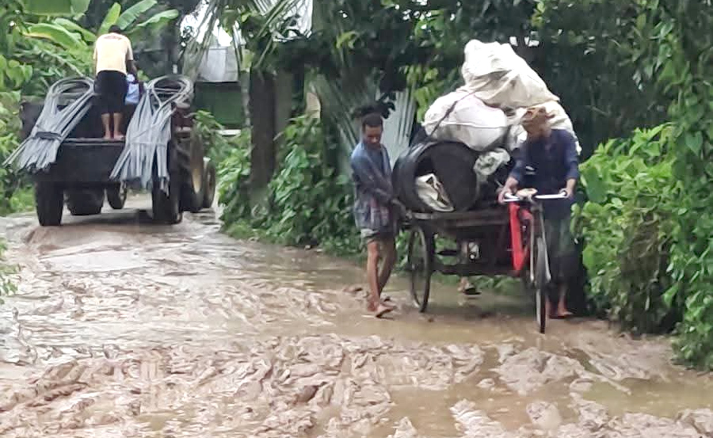 তিতাসে বেড়িবাঁধে ঝুঁকি নিয়ে যান চলাচল