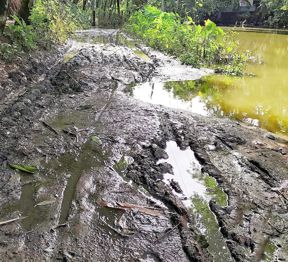 দেবীদ্বারের কাঁচা রাস্তায় খানাখন্দ চরম ভোগান্তিতে গ্রামবাসী