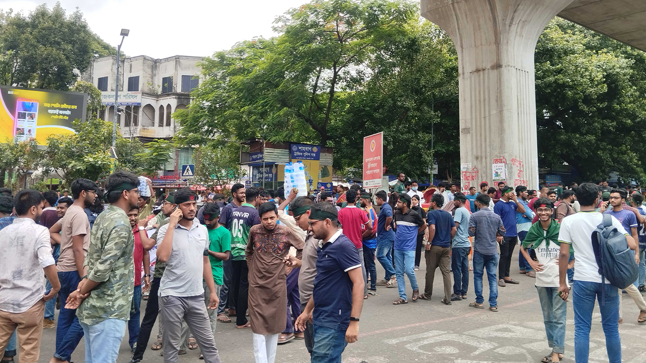 তিনটায় শাহবাগ ব্লকেড