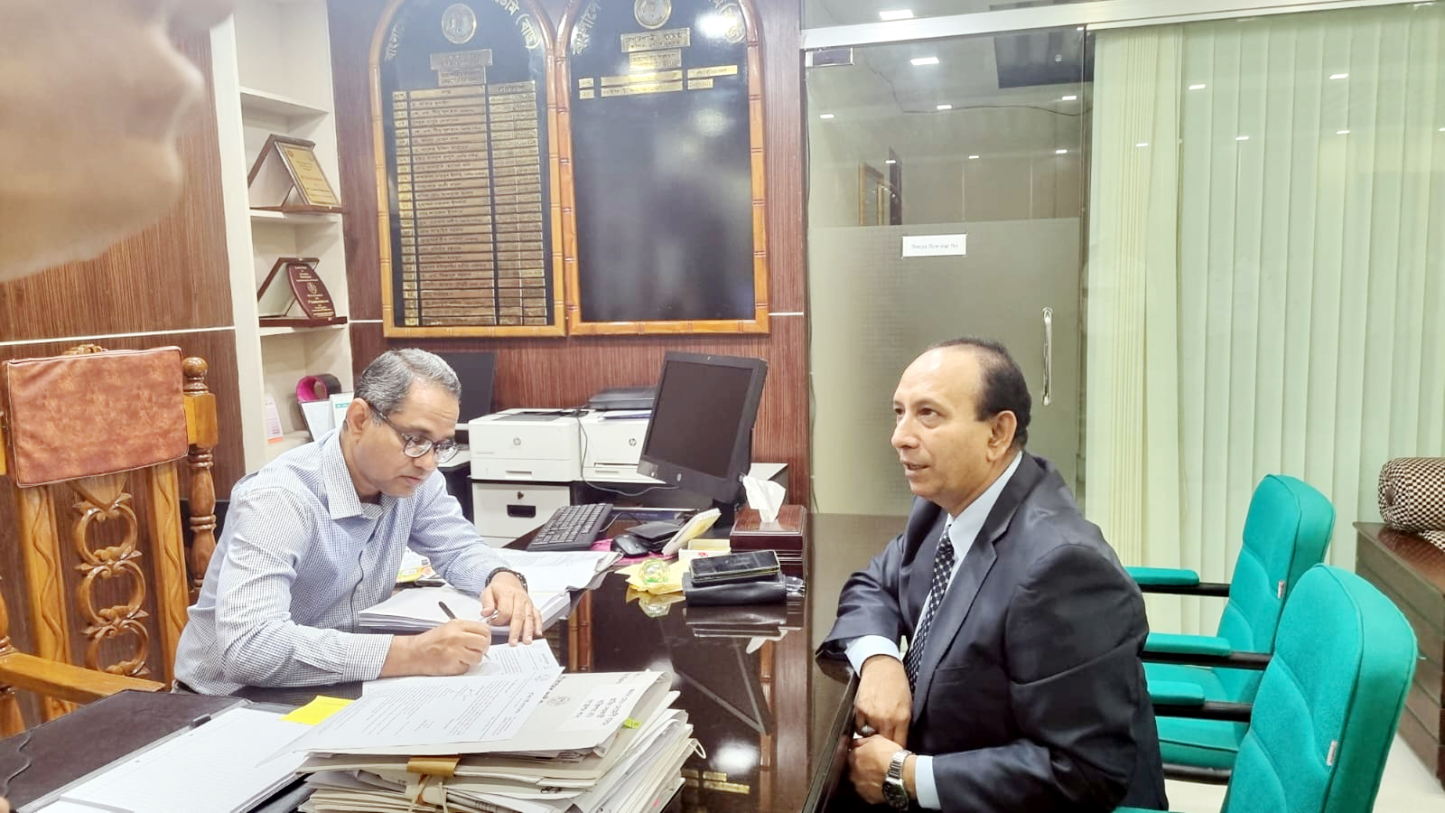 আগের প্রশাসক দায়িত্ব হস্তান্তর  করেছেন পূর্ণকালীন প্রশাসকের কাছে